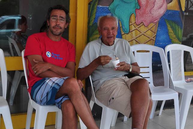 Rodrigo e seu pai em sorveteria em La Esmeralda, cidade ao sul de Punta del Diablo, no litoral do Uruguai